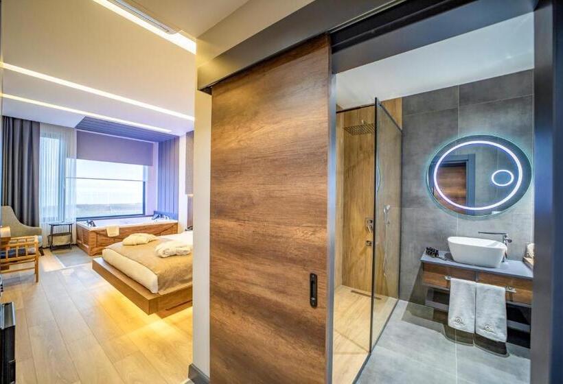 سوئیت با تخت بزرگ, Aksular