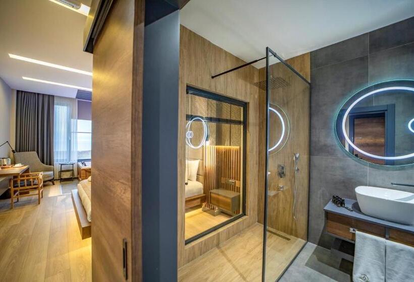 سوئیت با تخت بزرگ, Aksular