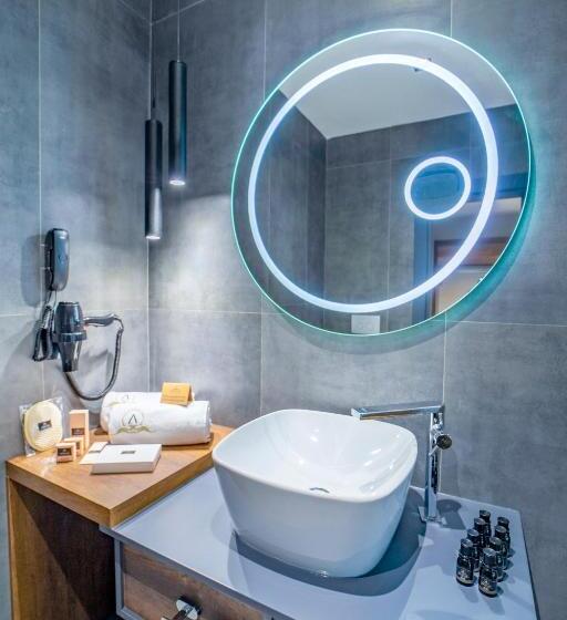 سوئیت با تخت بزرگ, Aksular