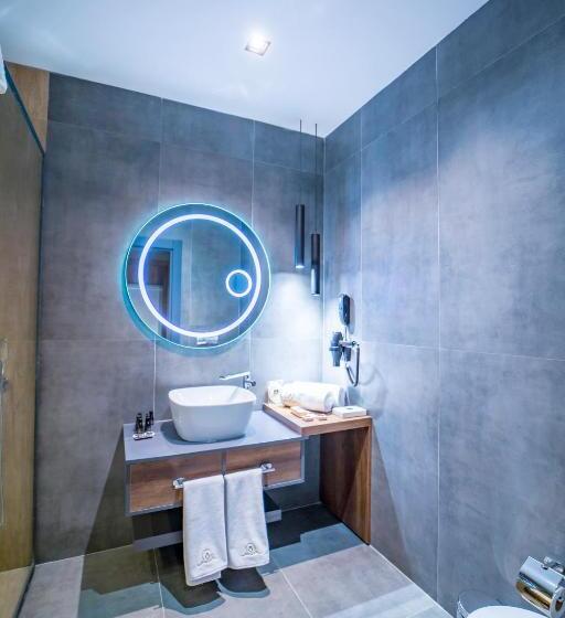 سوئیت با تخت بزرگ, Aksular