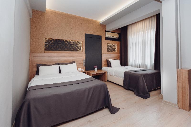 اتاق استاندارد سه نفره, Aksular