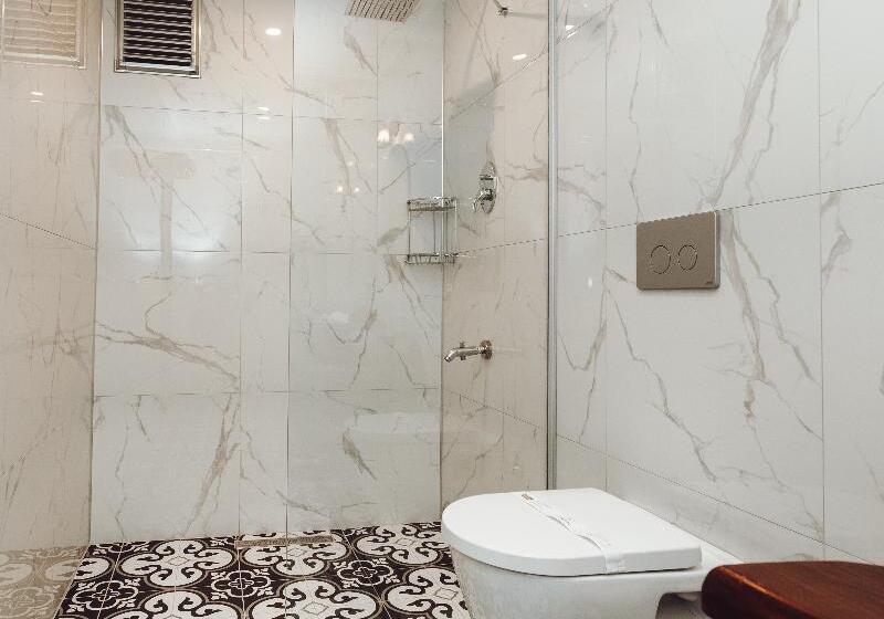 اتاق استاندارد سه نفره, Aksular