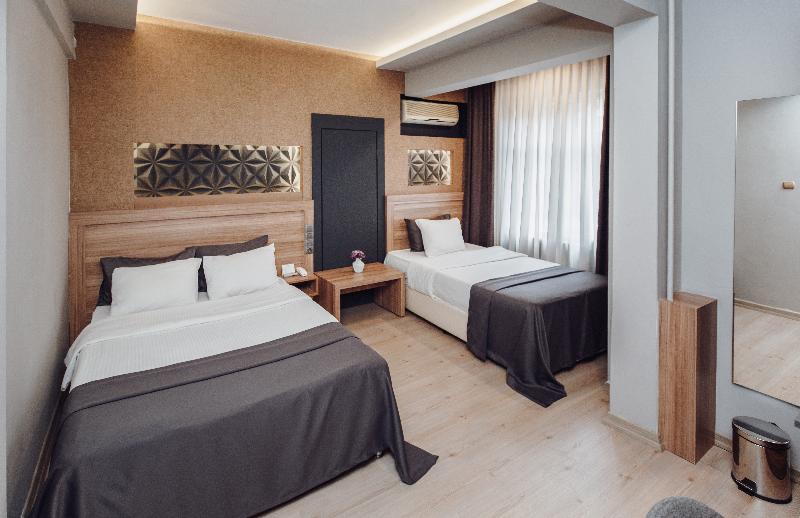 اتاق استاندارد سه نفره, Aksular