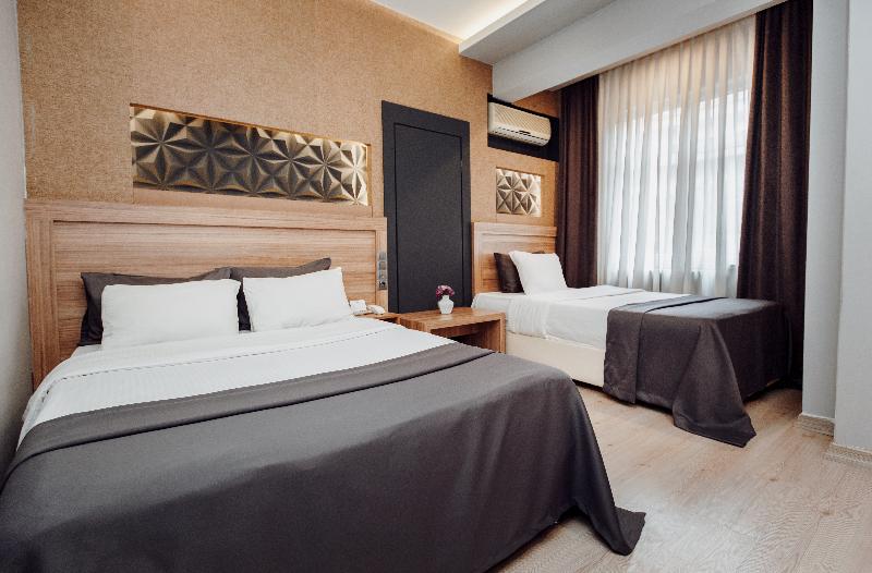 اتاق استاندارد سه نفره, Aksular