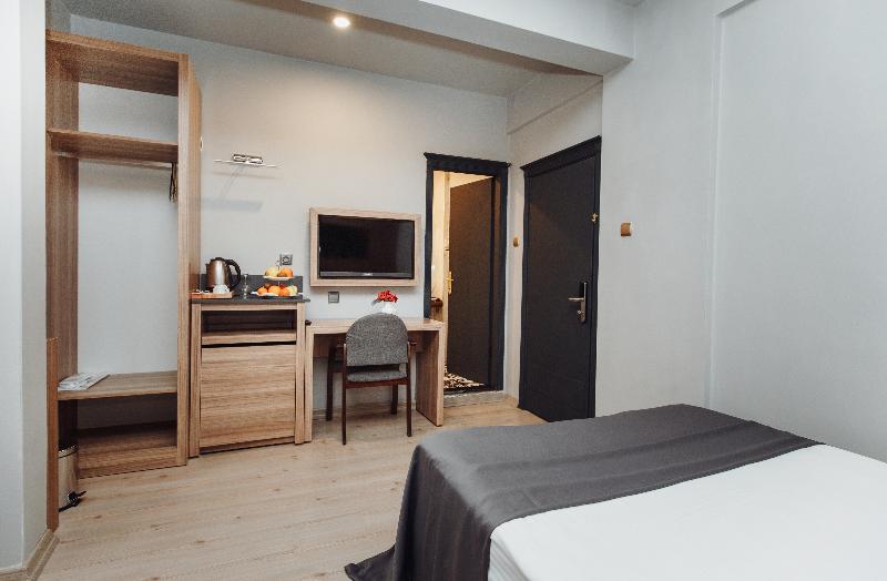 Quarto Triplo Standart, Aksular