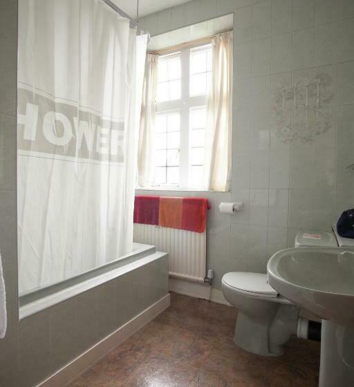 标准单人间, Barons Court