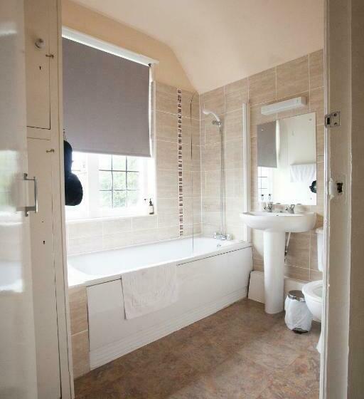 标准单人间, Barons Court