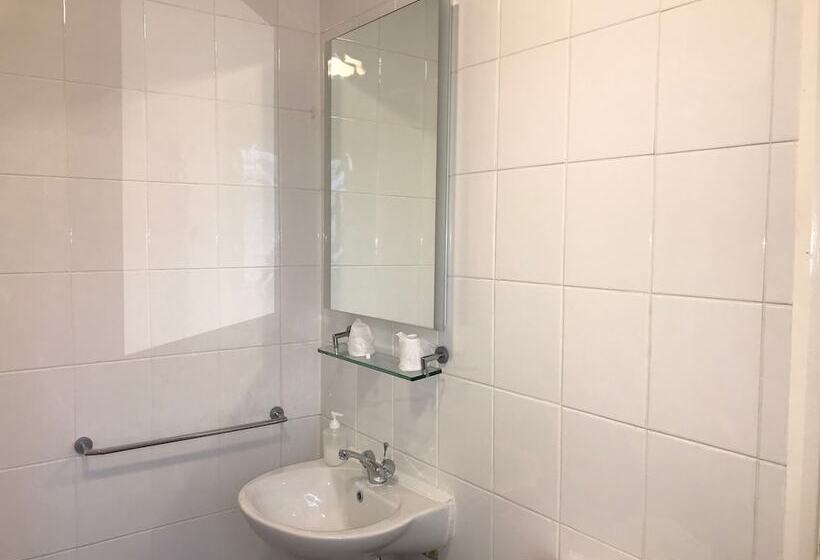 标准间, Barons Court