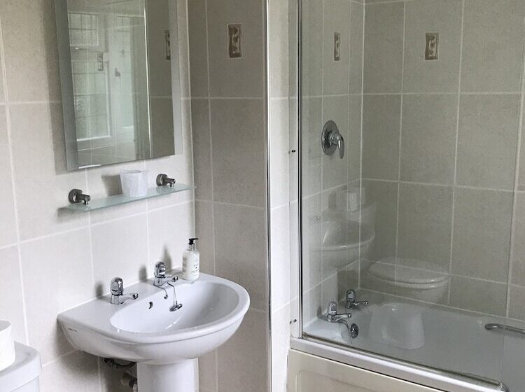 标准单人间, Barons Court