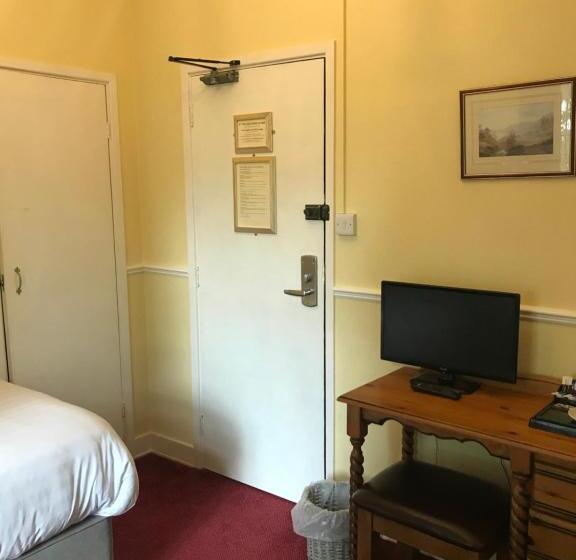 标准单人间, Barons Court