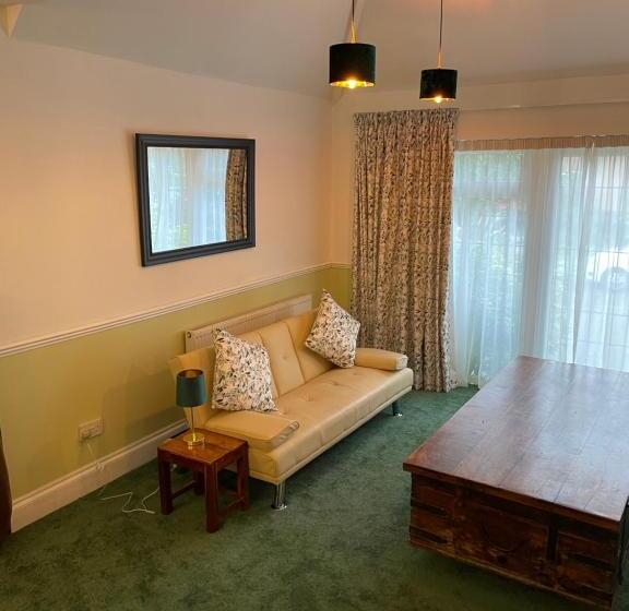 带大床的套房, Barons Court