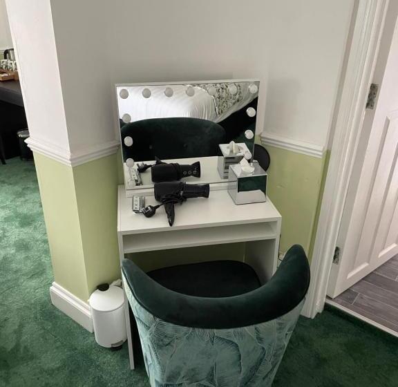 带大床的套房, Barons Court