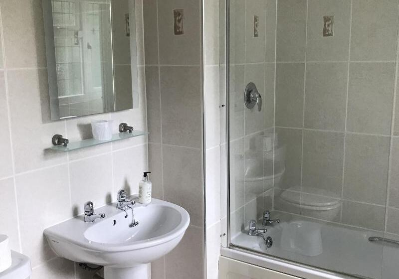 标准单人间, Barons Court