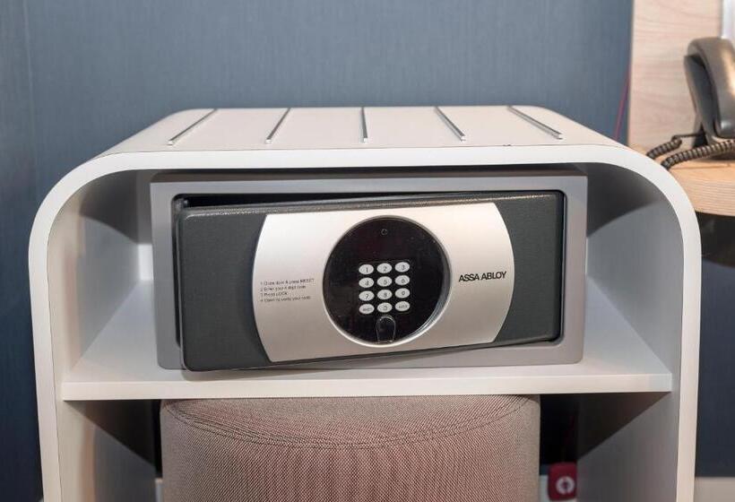 Номер Стандарт Адаптированный для Инвалидов, Holiday Inn Express Paris Velizy, An Ihg