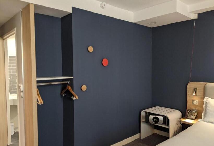 Номер Стандарт Адаптированный для Инвалидов, Holiday Inn Express Paris Velizy, An Ihg