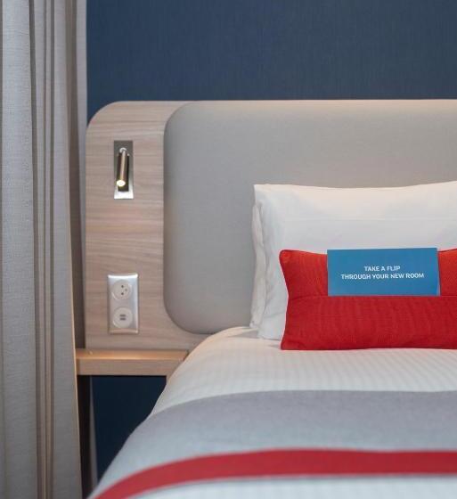 Номер Стандарт Адаптированный для Инвалидов, Holiday Inn Express Paris Velizy, An Ihg