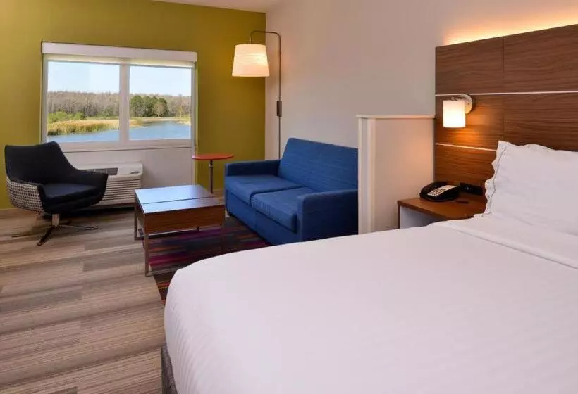 キングサイズベッドのスイートルーム, Holiday Inn Express & Suites Salem, An Ihg