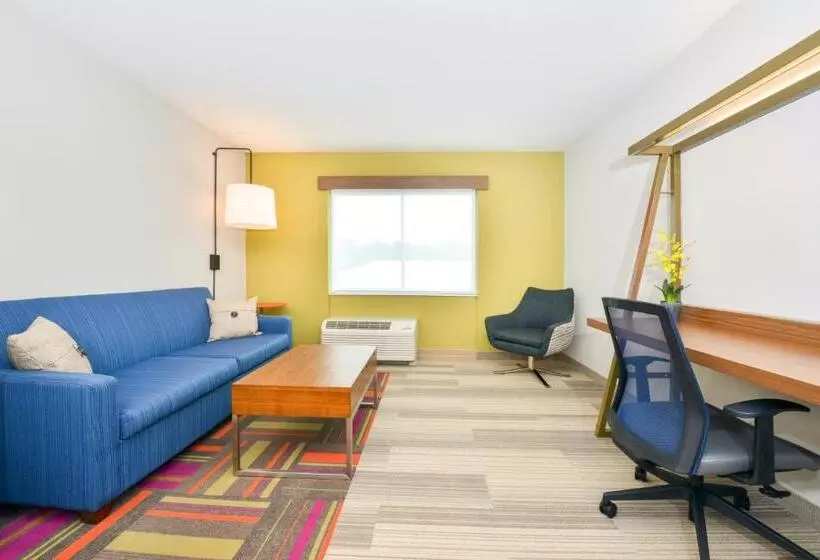 キングサイズベッドのスイートルーム, Holiday Inn Express & Suites Salem, An Ihg