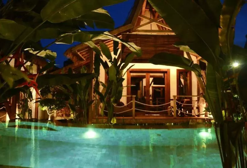 اتاق لوکس با چشم‌انداز استخر, Kaleydo Villas