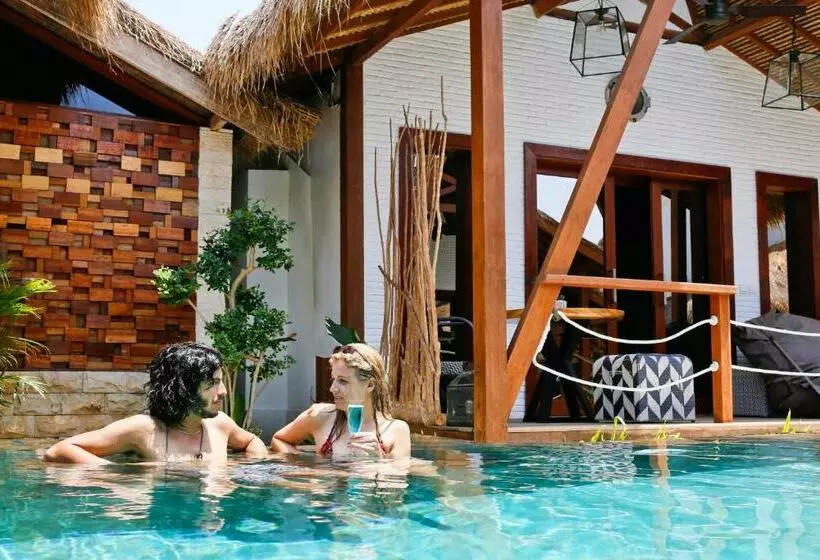 اتاق لوکس با چشم‌انداز استخر, Kaleydo Villas