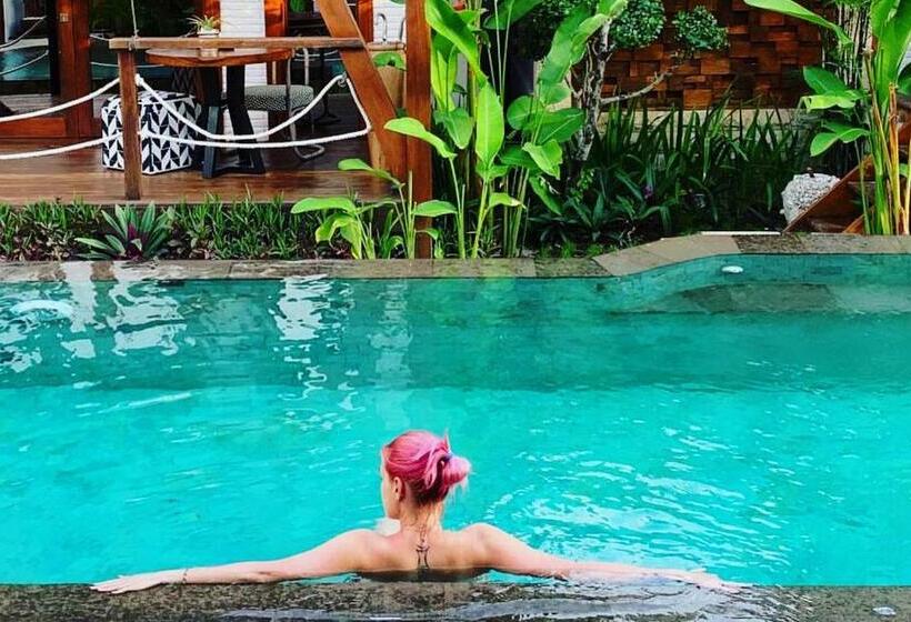 プールビューのデラックストリプルルーム, Kaleydo Villas