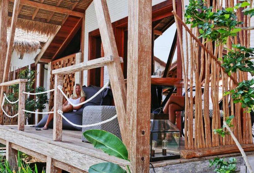 プールビューのデラックストリプルルーム, Kaleydo Villas