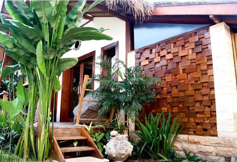 プールビューのデラックストリプルルーム, Kaleydo Villas