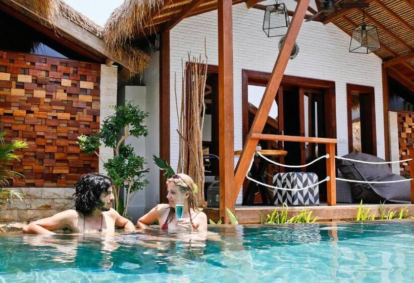 プールビューのデラックストリプルルーム, Kaleydo Villas