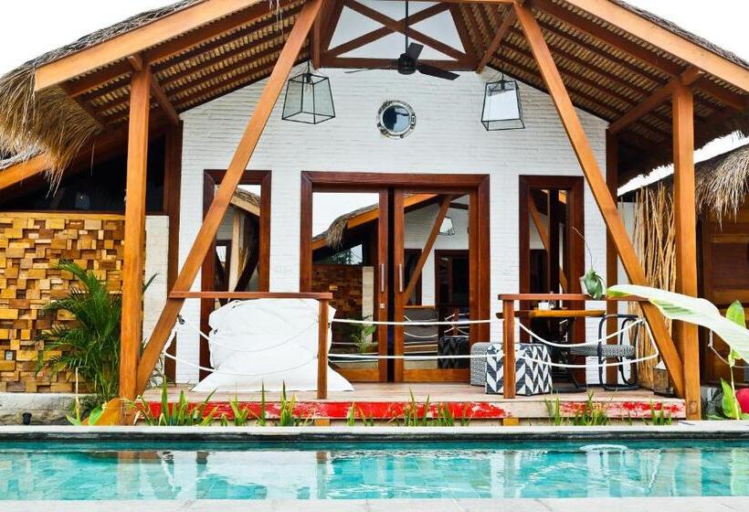 プールビューのデラックストリプルルーム, Kaleydo Villas