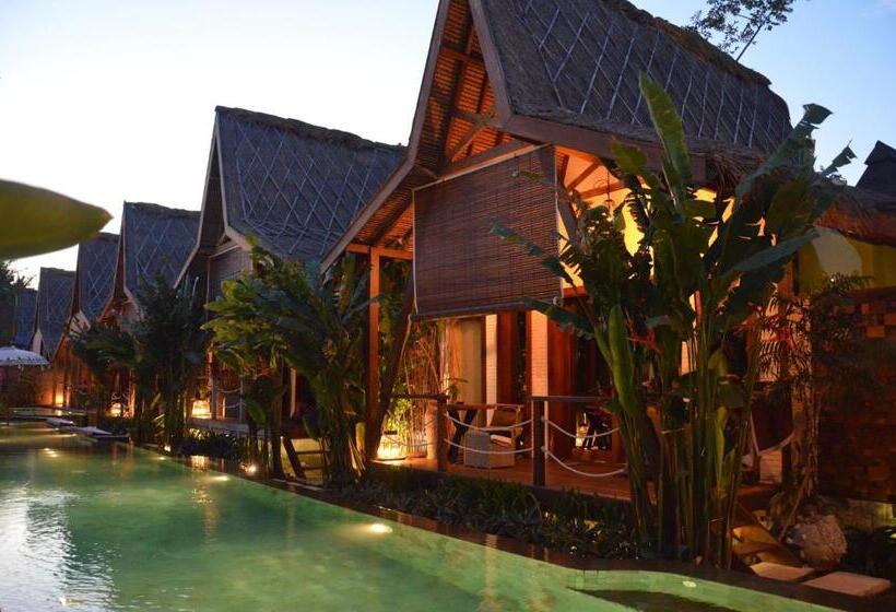 プールビューのデラックストリプルルーム, Kaleydo Villas