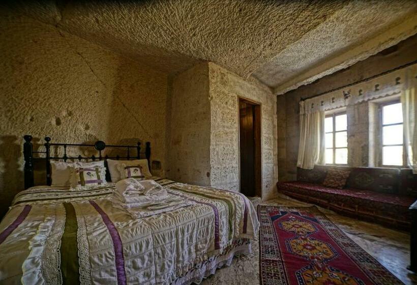 غرفة قياسية, Village Cave House