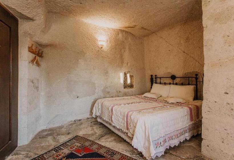 غرفة قياسية, Village Cave House