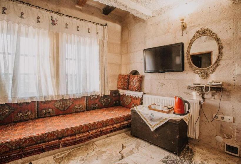 غرفة قياسية, Village Cave House