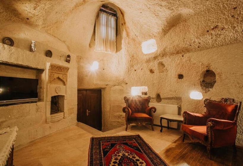 جناح جونيور, Village Cave House