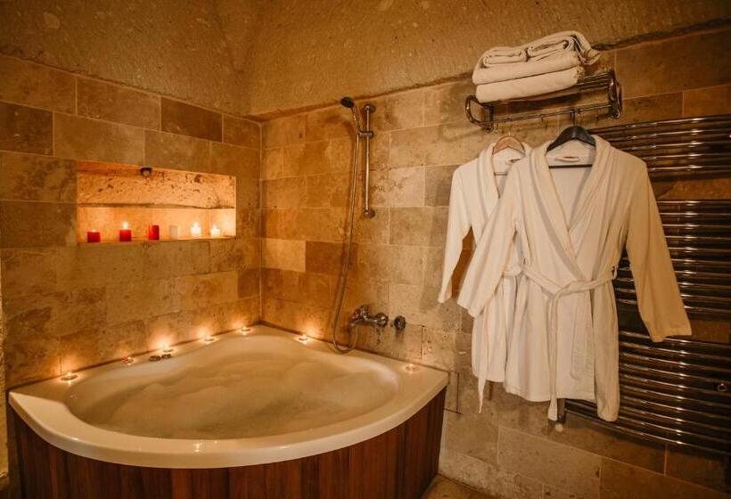 جناح جونيور, Village Cave House