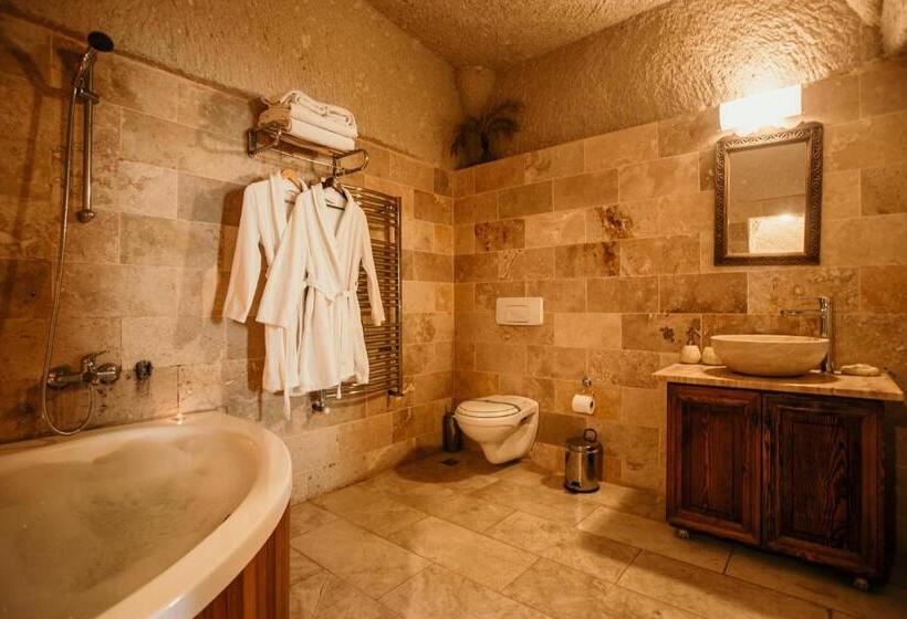 جناح جونيور, Village Cave House