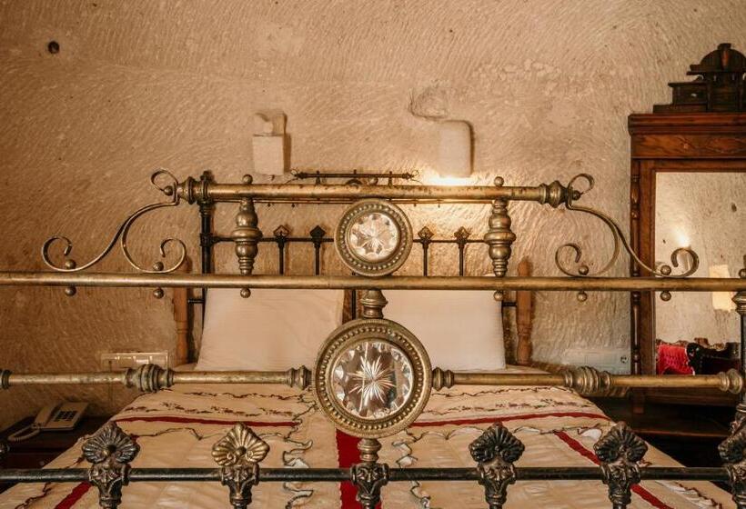 جناح جونيور, Village Cave House