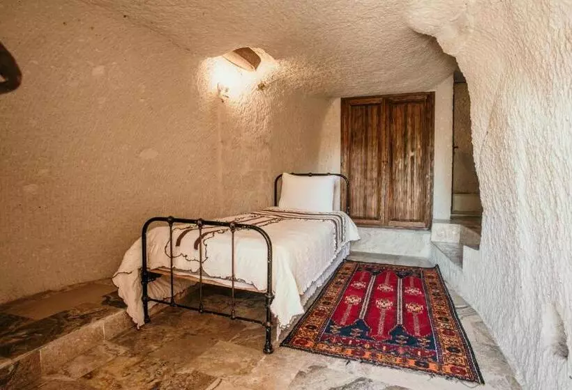 デラックストリプルルーム, Village Cave House