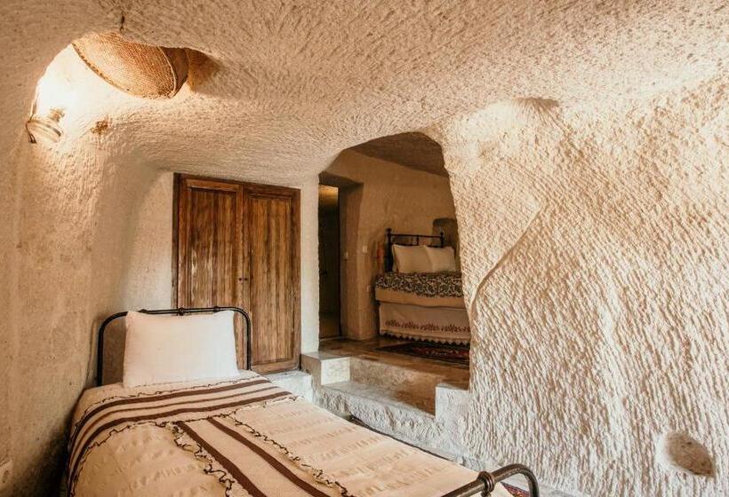 デラックストリプルルーム, Village Cave House