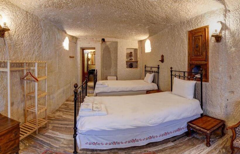 غرفة قياسية, Village Cave House