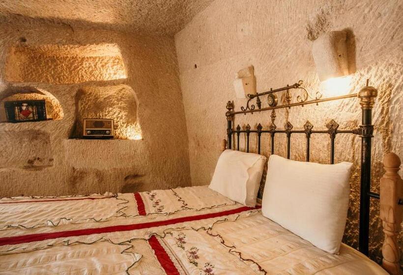 جناح جونيور, Village Cave House