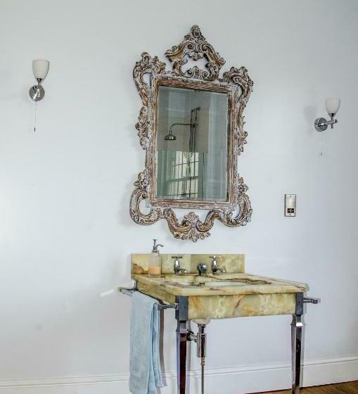 غرفة قياسية, The Lions