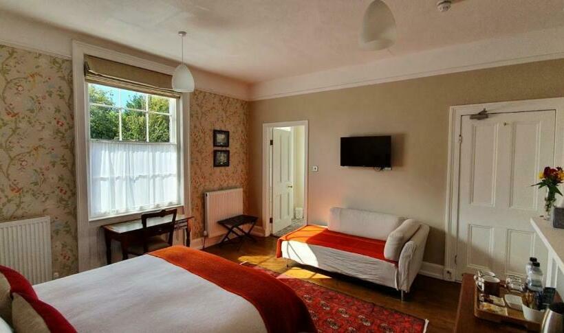 غرفة ديلوكس, The Lions