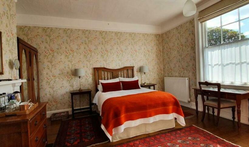 غرفة ديلوكس, The Lions