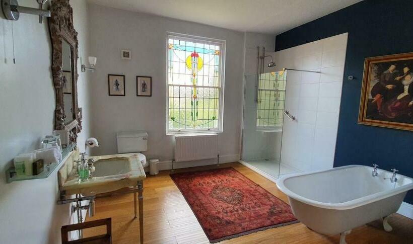 غرفة سوبيريور سرير كينج, The Lions