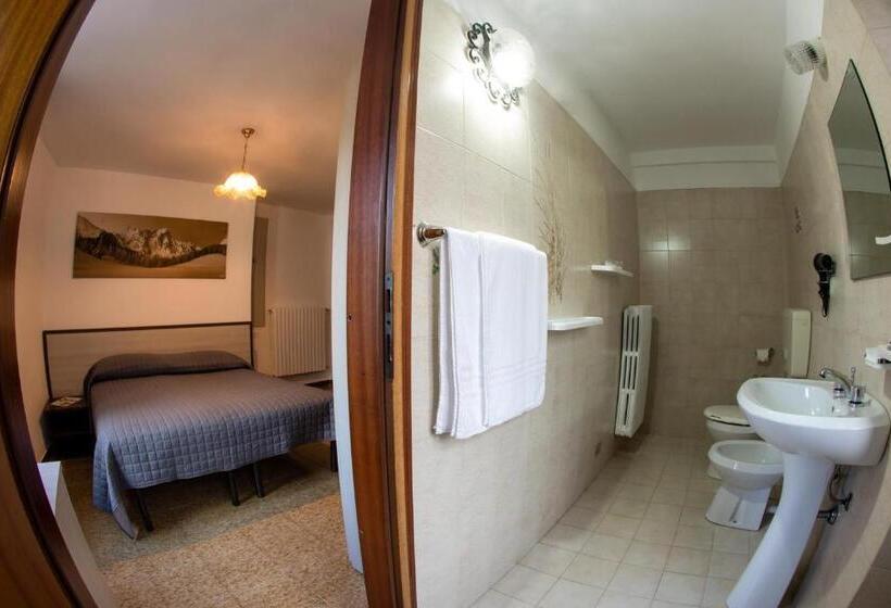 اتاق استاندارد سه نفره, La Belle Epoque