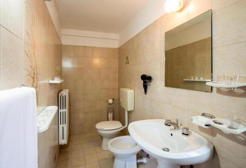 اتاق استاندارد سه نفره, La Belle Epoque