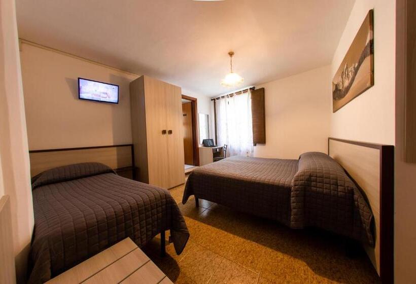 اتاق استاندارد سه نفره, La Belle Epoque