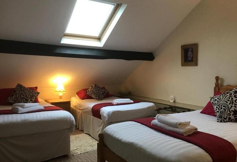 غرفة قياسية ثلاثية, The Victoria