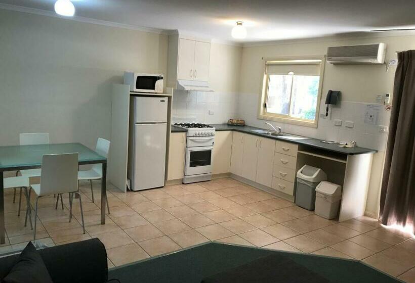 شقة غرفة واحدة, Sportsmans Motor Inn